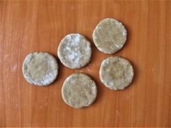 Ржаные лепешки на кефире - шаг 6