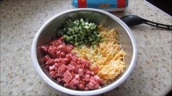 Рулет из лаваша с копченой колбасой и сыром - шаг 1