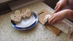 Рулет из лаваша с копченой колбасой и сыром - шаг 4