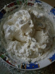 Рулет из лаваша с творогом изюмом и медом - шаг 2