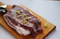 Рулет из подчеревка запеченный в духовке - шаг 3