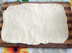 Рулет из слоеного теста с сыром - шаг 7 Рулет из слоеного теста с сыром - шаг 7