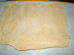 Рулет из слоеного теста с сыром - шаг 10 Рулет из слоеного теста с сыром - шаг 10