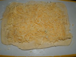 Рулет из слоеного теста с сыром - шаг 13 Рулет из слоеного теста с сыром - шаг 13