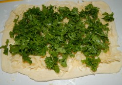 Рулет из слоеного теста с сыром - шаг 14 Рулет из слоеного теста с сыром - шаг 14