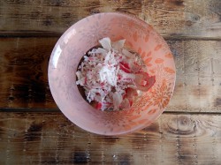 Рулет из лаваша с крабовыми палочками и плавленным сыром - шаг 2