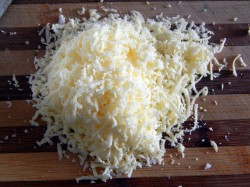 Рулет с крабовыми палочками и плавленным сыром - шаг 3