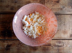 Рулет из лаваша с крабовыми палочками и плавленным сыром - шаг 4