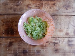 Рулет из лаваша с крабовыми палочками и плавленным сыром - шаг 5