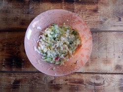 Рулет с крабовыми палочками и плавленным сыром - шаг 8