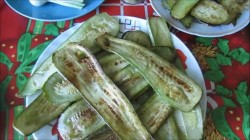 Рулетики из молодых кабачков с плавленым сыром - шаг 3