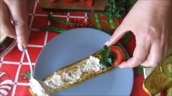Рулетики из молодых кабачков с плавленым сыром - шаг 5