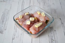 Рулетики из куриного филе с начинкой в духовке - шаг 10