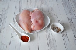 Рулетики из куриного филе с начинкой в духовке - шаг 1