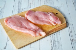 Рулетики из куриного филе с начинкой в духовке - шаг 2