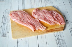 Рулетики из куриного филе с начинкой в духовке - шаг 3