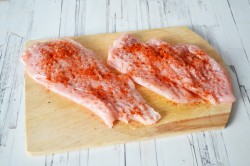 Рулетики из куриного филе с начинкой в духовке - шаг 4