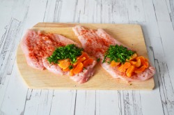 Рулетики из куриного филе с начинкой в духовке - шаг 8