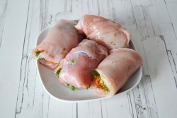 Рулетики из куриного филе с начинкой в духовке - шаг 9
