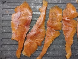 Рулетики из семги с творожным сыром - шаг 2