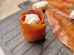 Рулетики из семги с творожным сыром - шаг 4