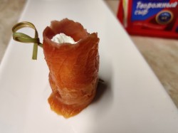 Рулетики из семги с творожным сыром - шаг 5