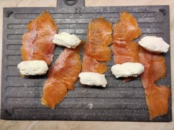 Рулетики из семги с творожным сыром - шаг 3