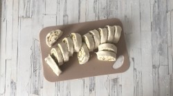 Рулетики из слоеного теста с сыром - шаг 12