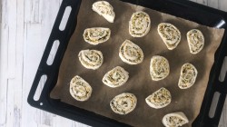 Рулетики из слоеного теста с сыром - шаг 13