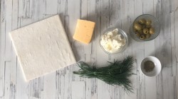 Рулетики из слоеного теста с сыром - шаг 1