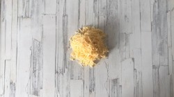 Рулетики из слоеного теста с сыром - шаг 2