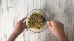 Рулетики из слоеного теста с сыром - шаг 6