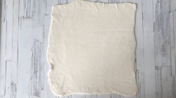 Рулетики из слоеного теста с сыром - шаг 7