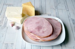 Рулетики с сыром и чесноком из ветчины - шаг 1