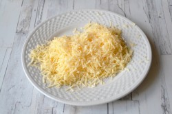 Рулетики с сыром и чесноком из ветчины - шаг 2