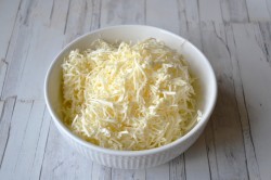 Рулетики с сыром и чесноком из ветчины - шаг 3