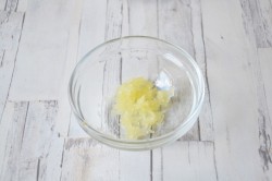 Рулетики с сыром и чесноком из ветчины - шаг 4