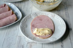 Рулетики с сыром и чесноком из ветчины - шаг 7