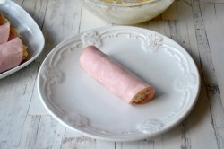 Рулетики с сыром и чесноком из ветчины - шаг 8