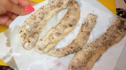 Рулеты из кабачков с курицей на шпажках - шаг 1