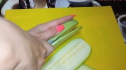 Рулеты из кабачков с курицей на шпажках - шаг 2