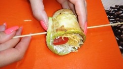 Рулеты из кабачков с курицей на шпажках - шаг 4