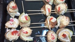 Рулеты из кабачков с курицей на шпажках - шаг 5