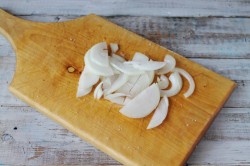 Рыба тушеная в сметане - шаг 3 Рыба тушеная в сметане - шаг 3