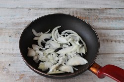 Рыба тушеная в сметане - шаг 4 Рыба тушеная в сметане - шаг 4