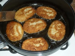 Рыбные котлеты с манкой - шаг 13