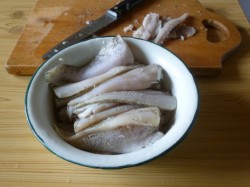 Рыбные котлеты с манкой - шаг 2