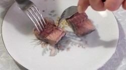 Рыбный салат без майонеза с авокадо и грушами - шаг 3