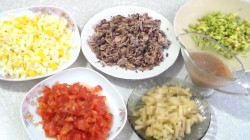 Рыбный салат без майонеза с авокадо и грушами - шаг 6