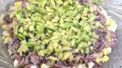 Рыбный салат без майонеза с авокадо и грушами - шаг 7